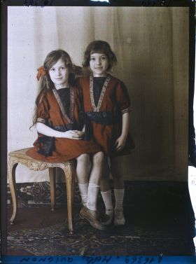 Image représentant Les demoiselles  https://musee-albert-kahn.s-museum.fr/home/NWQ2OTAwYzNmYjZlZTk1ZWQwODJmMjY4L2dlbmVyaWMtbm90aWNlLXRhYi9hdXRob3JpdHkvNjE3YTc5ZjVjZjhiODk2OGIzMzM3ZDIx/5d6900c3fb6ee95ed082f268/generic-notice-tab/authority/617a79ebcf8b8968b3337641 Quignon