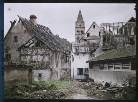 Image représentant Ruines (au fond, le Temple Protestant)