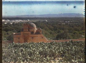 Image représentant Mausolée à la périphérie de la ville