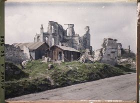 Image représentant France, Guignicourt, Abside et baraques au pied de l'Eglise