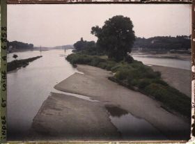 Image représentant Iles et bancs de sable sur la Loire, à l'arrière-plan le pont suspendu Saint-Symphorien