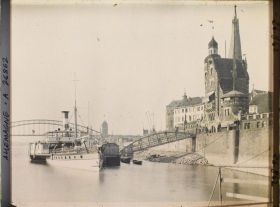 Image représentant Allemagne, Düsseldorf, Occupation Française, Les Rives du Rhin, L'Eglise St Lambert et le bateau réquisitionné