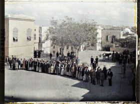 Image représentant La foule assistant à la réception duProfesseur Brunhes par les autorités civiles et religieuses