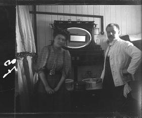 Image représentant Membres du personnel d'équipage dans la cabine de seconde classe occupée par Albert Dutertre