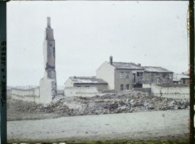 Image représentant Turquie, Eski-Ckehir, Ruines et maison intacte