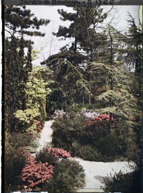 Image représentant Allée du " sanctuaire japonais " longeant le verger-roseraie, bordée d'une rocaille fleurie