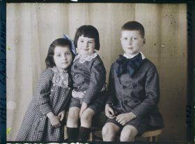 Image représentant Les  https://musee-albert-kahn.s-museum.fr/home/NWQ2OTAwYzNmYjZlZTk1ZWQwODJmMjY4L2dlbmVyaWMtbm90aWNlLXRhYi9hdXRob3JpdHkvNjE3YTc5ZjVjZjhiODk2OGIzMzM3ZDIx/5d6900c3fb6ee95ed082f268/generic-notice-tab/authority/617a79ebcf8b8968b3336b20 enfants Dalmont