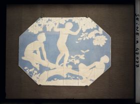Image représentant L'Exposition des arts décoratifs, Manufacture Nationale de Sèvres, Bas relief en biscuit blanc sur fond bleu, composition de Guillonnet, sculpture de bracquemont