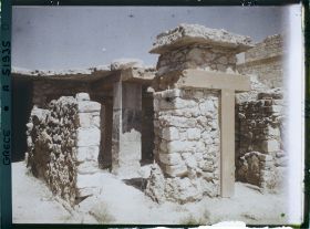 Image représentant Dans l'aile occidentale du palais, vestiges du sanctuaire, dont une crypte à piliers quadrangulaires