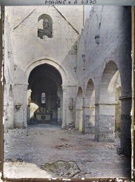 Image représentant La nef et le choeur de l'église Saint-Denis de Sommesous après les bombardements du 7 février