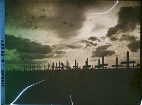 Image représentant France, Souain, Cimetière Français Contre jour sur les Tombes