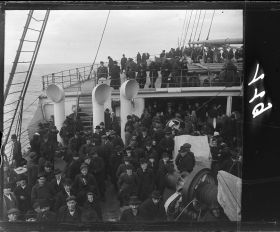 Image représentant Emigrants sur l'entrepont vers l'avant du navire