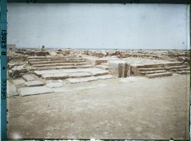Image représentant Dans la cour centrale, segment de la façade ouest (escalier et loge royale)