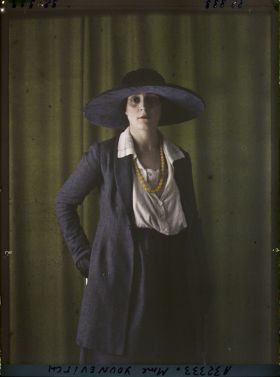 Image représentant https://musee-albert-kahn.s-museum.fr/home/NWQ2OTAwYzNmYjZlZTk1ZWQwODJmMjY4L2dlbmVyaWMtbm90aWNlLXRhYi9hdXRob3JpdHkvNjE3YTc5ZjVjZjhiODk2OGIzMzM3ZDIx/5d6900c3fb6ee95ed082f268/generic-notice-tab/authority/617a79ebcf8b8968b3337aae Madame Younevitch