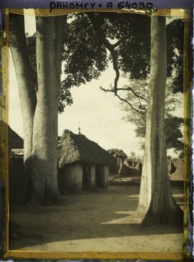 Image représentant Cases de fétiches dans le village indigène