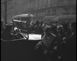 Image représentant Abords de la Comédie Française pour la répétition générale de « La Torche sous le Boisseau »