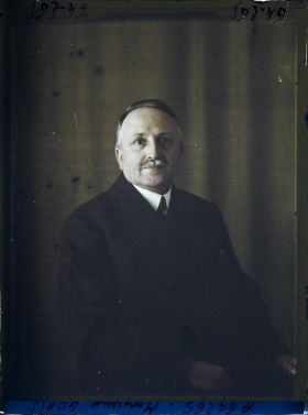 Image représentant https://musee-albert-kahn.s-museum.fr/home/NWQ2OTAwYzNmYjZlZTk1ZWQwODJmMjY4L2dlbmVyaWMtbm90aWNlLXRhYi9hdXRob3JpdHkvNjE3YTc5ZjVjZjhiODk2OGIzMzM3ZDIx/5d6900c3fb6ee95ed082f268/generic-notice-tab/authority/617a79ebcf8b8968b3336dcb Monsieur Goris