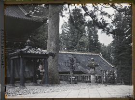 Image représentant Le candélabre de bronze et la "cloche-mangée-par-les-mites" (Mushikuigane) près du beffroi (Shûrô ou Shôrô) du sanctuaire Tôshôgû