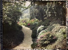 Image représentant Chemin non loin du torii situé entre les ponts, reliant le verger-roseraie au " sanctuaire japonais "
