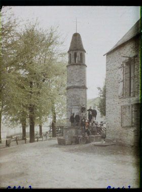 Image représentant Un groupe d'enfants posant assis sur La lanterne des morts, place de la poste