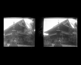 Image représentant Lanterne de bronze près du sambutsu-dô, bâtiment principal du temple Rinno-ji
