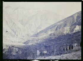 Image représentant Une maison dans un paysage de petite montagne