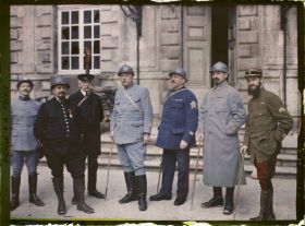 Image représentant France, Verdun, Groupe dans la cour de l'Hôtel de Ville