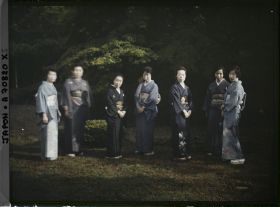 Image représentant Résidence de la famille Asaka : jeunes femmes de la suite de la princesse Asaka (Nobuko)