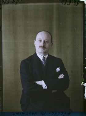 Image représentant https://musee-albert-kahn.s-museum.fr/home/NWQ2OTAwYzNmYjZlZTk1ZWQwODJmMjY4L2dlbmVyaWMtbm90aWNlLXRhYi9hdXRob3JpdHkvNjE3YTc5ZjVjZjhiODk2OGIzMzM3ZDIx/5d6900c3fb6ee95ed082f268/generic-notice-tab/authority/617a79ebcf8b8968b33379bd Monsieur Vauthier