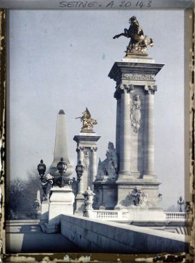 Image représentant L'entrée du pont Alexandre-III