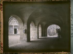 Image représentant France, Gourdon, Les arcades de l'Hotel de Ville et le portail de l'Eglise St Pierre