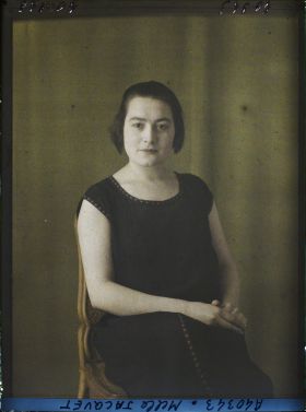 Image représentant https://musee-albert-kahn.s-museum.fr/home/NWQ2OTAwYzNmYjZlZTk1ZWQwODJmMjY4L2dlbmVyaWMtbm90aWNlLXRhYi9hdXRob3JpdHkvNjE3YTc5ZjVjZjhiODk2OGIzMzM3ZDIx/5d6900c3fb6ee95ed082f268/generic-notice-tab/authority/617a79ebcf8b8968b3336faf Mademoiselle Jacquet