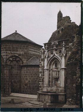 Image représentant La chapelle Saint-Clair, et la petite fontaine néogothique offerte par Charles Crozatier en 1861