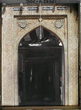 Image représentant La porte d'entrée du mausolée de Khaja-ud-Din Chishti dans le dargâh Sharif