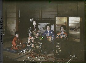 Image représentant Résidence de la famille Kitashirakawa (intérieur), les trois jeunes princesses Kitashirakawa - Mineko, Sawako et Taeko - et leur cousine, la princesse Takeda Ayako (au centre)