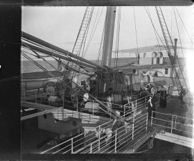 Image représentant Passagers des 2emes classes sur les passerelles au dessus de l'entrepont