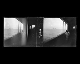 Image représentant Une nurse asiatique et un enfant sur la coursive du pont supérieur du Lützow, de la Norddeutscher Lloyd