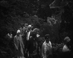 Image représentant Invités américains dans les jardins de la propriété d'Albert Kahn