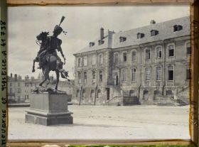 Image représentant France, Lunévile, Le Château et Statue de La Salle et aile droite du Château