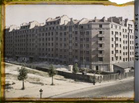 Image représentant Construction d'habitations à bon marché (HBM) sur la zone de fortifications près de la porte de Bagnolet, à l'angle du Boulevard Mortier et de la rue Maurice Berteaux