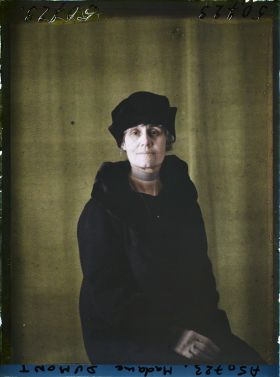 Image représentant https://musee-albert-kahn.s-museum.fr/home/NWQ2OTAwYzNmYjZlZTk1ZWQwODJmMjY4L2dlbmVyaWMtbm90aWNlLXRhYi9hdXRob3JpdHkvNjE3YTc5ZjVjZjhiODk2OGIzMzM3ZDIx/5d6900c3fb6ee95ed082f268/generic-notice-tab/authority/617a79ebcf8b8968b3336bf7 Madame Dumont