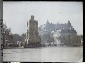 Image représentant Le cénotaphe dédié aux morts pour la patrie pour les fêtes de la Victoire des 13 et 14 juillet devant le pavillon des Maréchaux place de l'Etoile (avenue des Champs-Elysées)
