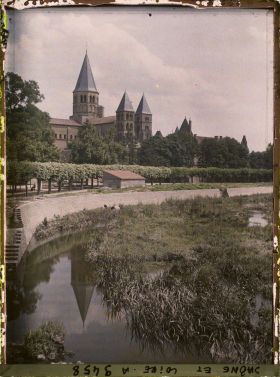 Image représentant La basilique du Sacré-Coeur depuis le pont de la Bourbince