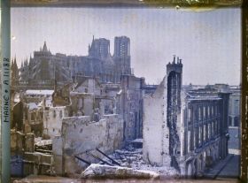 Image représentant Maisons de la rue Trudaine en ruine, au fond la cathédrale et la place Royale