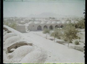 Image représentant La grande place (du Palais des Gouverneurs). Panorama sur les toits de la ville