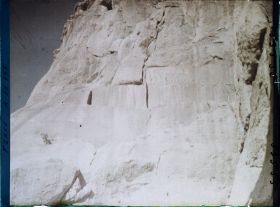 Image représentant Le monument de Darius 1er : bas-relief et inscriptions trilingues en cunéiformes, à 63 mètres de hauteur (521-524 avant J.-C.)