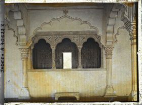 Image représentant La loge impériale à l'intérieur de la salle des audiences publiques (Diwan-i-Am) dans le fort Rouge (Lal Qila)