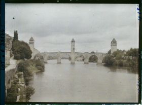 Image représentant France, Cahors, Le pont Valentré vue prise de la rive gauche du  Lot vers l'aval