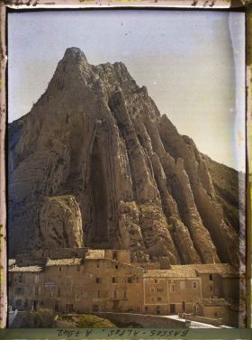 Image représentant Le rocher de la Baume avec les maisons au flanc