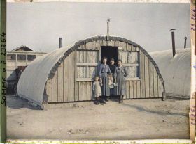 Image représentant France, Péronne, Une habitation demi lune avec ses habitants